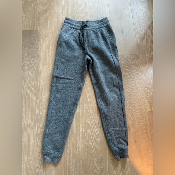 Lulu Lemon Gray Size 4 Joggers. 🖤🌸 - Picture 1 of 3